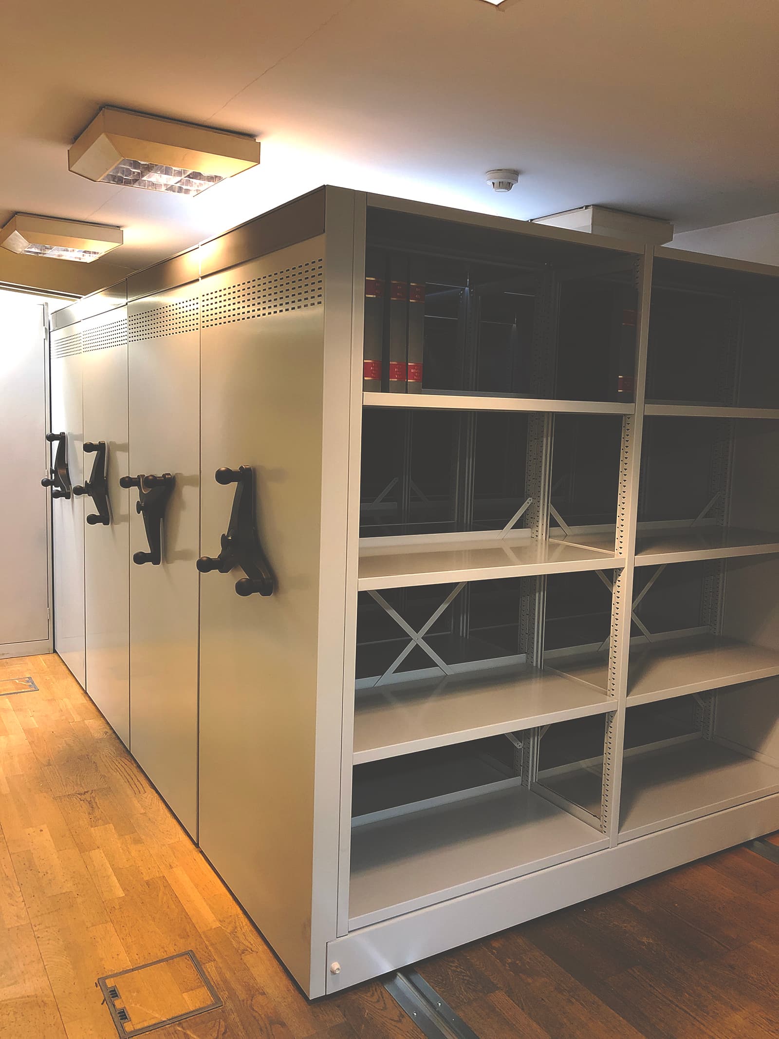 1ª Conservatória do Registo Predial de Coimbra - Estantaria - Avenida Fernão de Magalhães